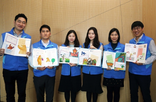 신한생명은 창립 29주년을 맞아 지난 3월부터 한 달간 ‘기부(GIVE) 힐링 봉사대축제’ 기간으로 정하고, 전국 주요지역 중심으로 직원 참여 봉사활동을 진행했다. 서울 중구에 위치한 신한생명 본사에서 업싸이클링 활동으로 버려지는 리플릿을 활용한 팝업북 만들기를 진행한 후 기념촬영을 하고 있다./사진=신한생명 제공