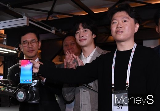 [머니S포토] KT, 5G 스마트폰 서비스 본격 개시… 