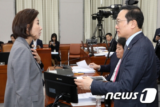 홍영표 더불어민주당 원내대표와 나경원 자유한국당 원내대표가 4일 서울 여의도 국회 운영위원회 전체회의장에서 대화하고 있다. /사진=뉴스1