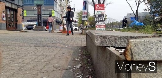 광주세계수영선수권대회 개막이 100일 앞으로 다가온 가운데 광주광역시청 인근 대로변에 무분별하게 버려진 담배꽁초가 수북히 쌓여 도시미관을 해치고 있다. 사진은 서구 치평동주민센터 직원과 인근 상가업주가 함께 담배꽁초를 수거에 구슬땀을 흘리고 있는 모습. /사진=홍기철기자