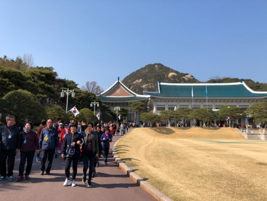 광주 광산구장애인협회·울산지체장애인협회 남구지회 회원들이 청와대 경내를 둘러보고 있다./사진=광주광산구지체장애인협회 제공. 