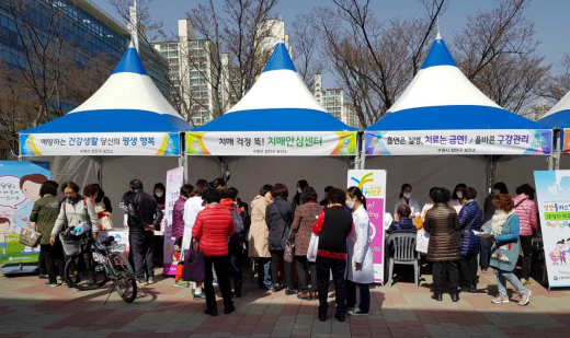 ▲ 수원시 장안구·권선구·팔달구보건소가 오는 7일 제47회 세계 보건의 날을 앞둔 5일 건강생활실천 캠페인을 전개했다. / 사진제공=수원시