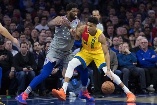 5일(한국시간) 미국 펜실베이니아주 필라델피아 웰스파고 센터에서 열린 2018-2019시즌 NBA 정규리그 필라델피아 세븐티식서스 와 밀워키 벅스 간 맞대결에서 조엘 엠비드(왼쪽)에게 굴욕을 선사한 야니스 아데토쿤보. /사진=로이터