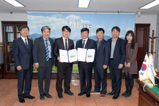 ▲ 동두천시는 사회복지법인 좋은손복지재단과 동두천시노인복지관 운영 위·수탁에 관한 협약을 체결했다. / 사진제공=동두천시 
