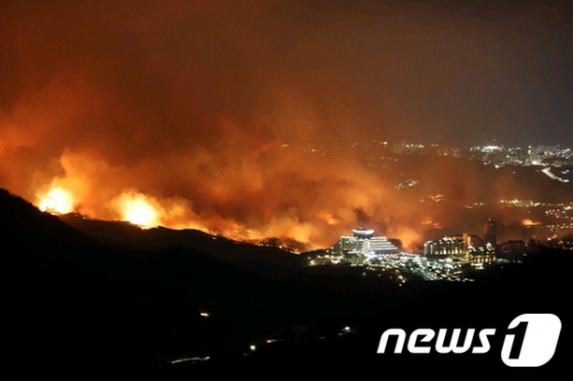 지난 4일 오후 강원도 고성군 토성면 원암리의 한 주유소 인근 야산에서 발생한 산불이 태풍급 강풍을 타고 인근 속초까지번졌다. /사진=뉴스1(강릉산림항공관리소 제공)