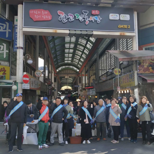 이천시(시장 엄태준)가 지난 4일 관고전통시장에서 상인들과 함께 지역화폐 거리홍보를 펼쳤다. / 사진제공=이천시