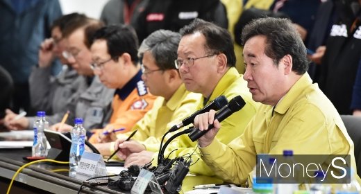 [머니S포토] 강원 산불 현장대책본부 찾은 이낙연 총리