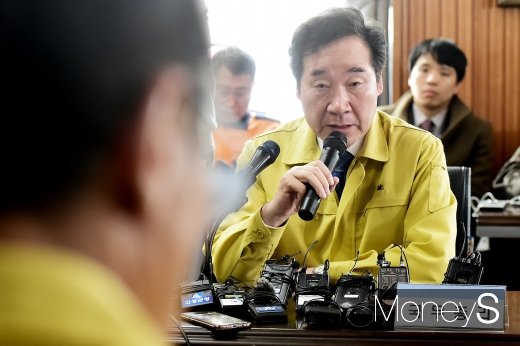 ▲ 최문순 강원도지사 바라보는 이낙연 국무총리(오른쪽).