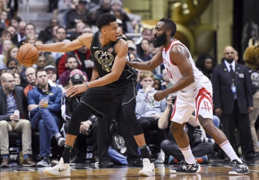 2018-2019시즌 NBA 정규리그 MVP 자리를 놓고 치열하게 경합 중인 밀워키 벅스의 야니스 아데토쿤보(왼쪽)와 휴스턴 로케츠의 제임스 하든. /사진=로이터