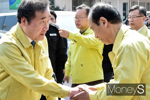 [머니S포토] 악수 나누는 이낙연-최문순