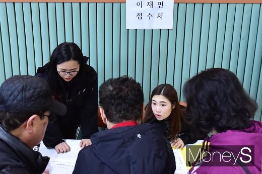 [머니S포토] 강원 산불 이재민대피소 찾은 주민들