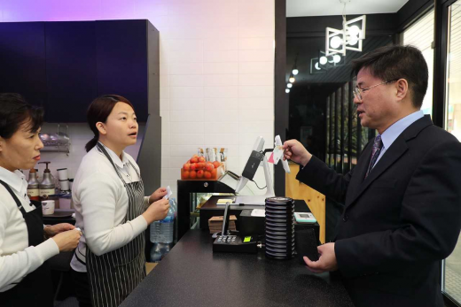 한대희 군포시장은 1일부터 발행된 카드형 지역화폐 사용과 홍보에 적극 앞장서고 있다. / 사진제공=군포시