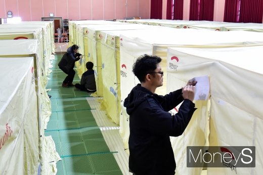 [머니S포토] 강원 산불, 천진초등학교에 마련된 이재민 대피소