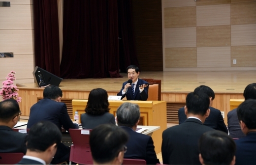 의정부시는 지난 4일 의정부시청 대강당에서 국·단·소·권역동장 및 각 부서장 80여 명이 참석한 가운데 4월 중 확대간부회의를 개최하고 주요현안사업에 대해 논의했다. / 사진제공=의정부시