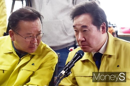 5일 김부겸 장관(왼쪽)이 이낙연 총리(오른쪽)과 대화하고 있다. /사진=임한별