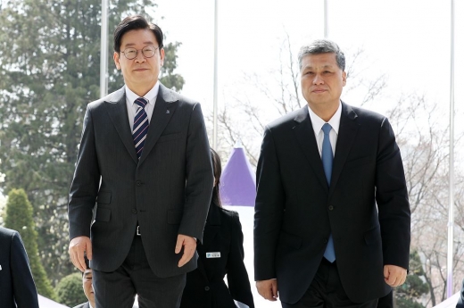 이재명 경기도지사가 5일 마씽루이(馬興瑞) 광둥성 성장(오른쪽)을 만나 광둥성에 있는 임시정부 유적에 대한 발굴과 보존사업에 대한 협력을 요청했다. / 사진제공=경기도