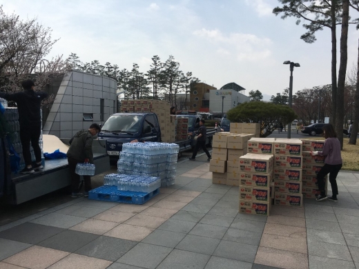 성남시청 공무원들이 4월 5일 시청 광장에서 강원도 고성군에 보낼 산불피해 구호 물품을 싣고 있다. / 사진제공=성남시
