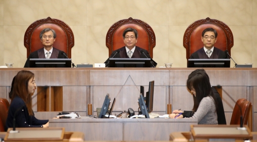 김명수 대법원장이 지난 2월 20일 오후 서울 서초구 대법원에서 열린 전원합의체 공개변론을 진행하고 있다./ 사진=뉴시스 