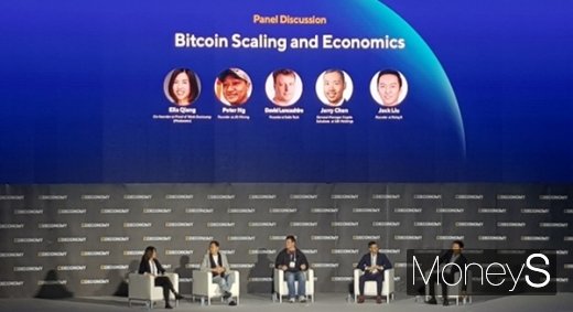 디코노미 2019에 참석한 연사들이 토론을 하고 있다. /사진=채성오 기자