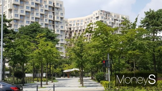 서울 시내 한 오피스텔 앞 공원. /사진=김창성 기자