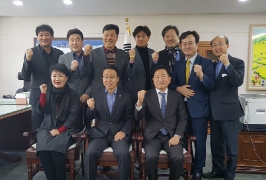 경남예총 조보현 회장(앞줄 오른쪽 첫번째), 김성훈 위원장(뒷줄 오른쪽 두번째) 등 임원진이 박성호 경남도지사 권한대행(앞줄 가운데)과 간담회를 가졌다./사진제공=경남예총