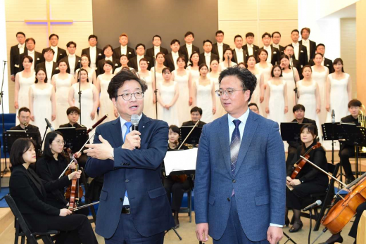 ▲ 수원시립합창단과 수원시립교향악단이 3·1운동 100주년을 맞아 5일 3.1운동 유적지인 화성시 수촌교회를 방문해 3.1운동 당시 희생된 이들을 추모하는 특별 공연을 했다. / 사진제공=수원시