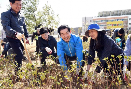 ▲ 의정부시는 5일, 제74회 식목일을 맞이하여 후손에게 물려줄 아름답고 풍요로운 녹색 환경을 조성하고자 푸른마당근린공원(민락동 887번지 일대)에서 희망의 나무심기 행사를 개최했다. / 사진제공=의정부시