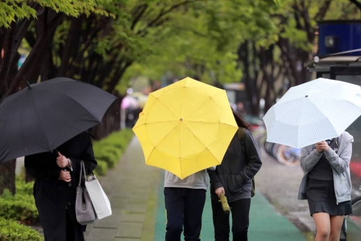 시민들이 우산으로 비바람을 막으며 발길을 옮기고 있다./사진=머니투데이DB