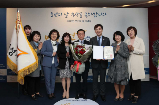 ▲ 대통령 표창 수상 후  단체 기념촬영 모습. / 사진제공=화성시