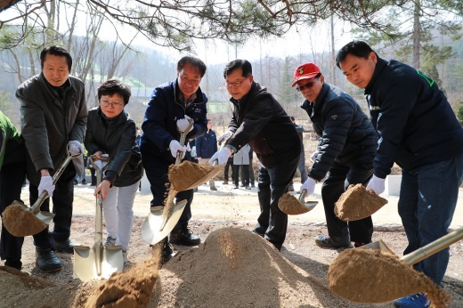 ▲ 남양주시는 5일 수동면 지둔리에 소재한 물맑음수목원 내의 산림에서 지성군부시장과 공무원, 수동면민 등 300여명이 참여한 가운데 미세먼지저감 및 기후변화 대응 실천을 위한 '제74회 식목일 나무심기행사'를 실시했다. / 사진제공=남양주시