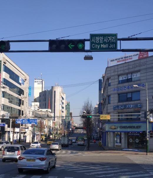 ▲ 교통신호체계 개선에 들어가는 파주시 시청교차로 '녹색신호등'이 켜진 모습. / 사진제공=파주시