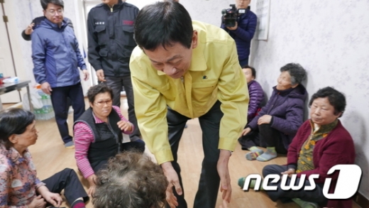 진영 신임 행정안전부 장관이 6일 오후 속초·고성 화재를 앓은 강원 속초 장사동 장천마을에 들러 현장을 살피고 경로당에 지역 노인들과 둘러앉아 이야기 나누고 있다. / 사진=뉴스1 황덕현 기자