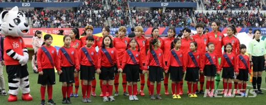 6일 오후 경기도 용인시 처인구 용인시민체육공원 주경기장에서 열린 여자축구 국가대표팀 A매치 평가전 대한민국-아이슬란드의 경기, 한국 여자축구대표팀이 애국가를 부르고 있다./사진=뉴시스