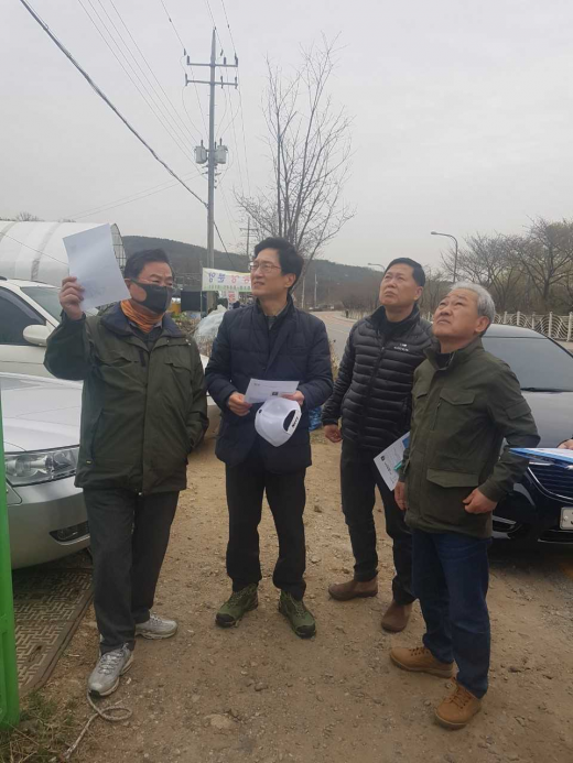 ▲ 백운석 제2부시장(왼쪽두 번째) 등 수원시 관계자가 현장 점검을 하고 있다. / 사진제공=수원시