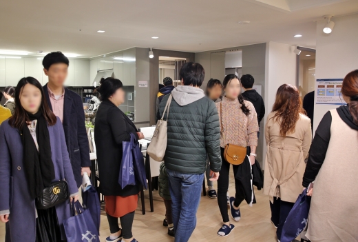 남양주 더샵 퍼스트시티 견본주택을 둘러보는 내방객. /사진=포스코건설
