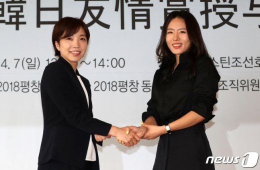 대한민국 스피드스케이팅 이상화(오른쪽)와 일본 스피드스케이팅 고다이라 나오가 지난 7일 오후 서울 중구 웨스틴조선호텔 서울에서 열린 한일 우정상 수여식 자리에서 악수를 하고 있다. /사진=뉴스1
