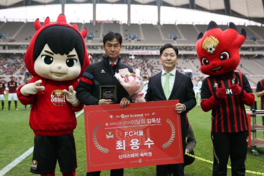 지난 6일 서울월드컵경기장에서 최용수 서울FC 감독이 이달의 감독상(3월)을 받았다. /사진=신라스테이(프로축구연맹)