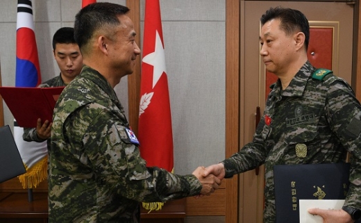 지난 5일 한수원 본사 예비군 중대는 포항 해병대 교육훈련단에서 국방부장관 표창을 수상했다. 사진 왼쪽부터 이재호(준장) 해병대 교육훈련단장, 박태형 한수원 중대장. /사진=한국수력원자력 제공.