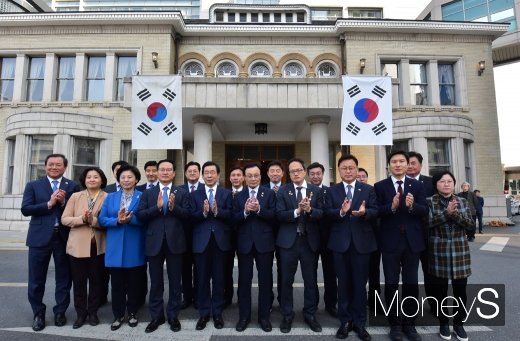[머니S포토] 100주년 맞이한 임시정부, 경교장 태극기 게양