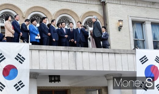 [머니S포토] 경교장 둘러보는 서울시장과 민주당 지도부