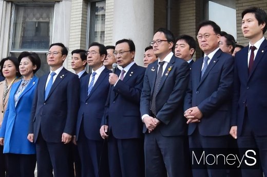 [머니S포토] 경교장 찾은 민주당, 모두발언하는 이해찬 대표