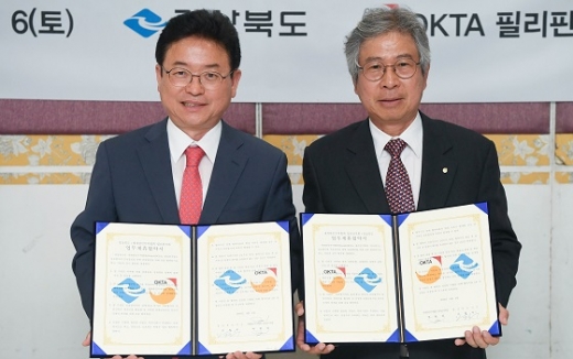 지난 6일 박완섭 OKTA 필리핀 지회장(사진 오른쪽)과 신남방 통상확대를 위한 상호협약 체결한 이철우 경북도지사. /사진=경상북도 제공.