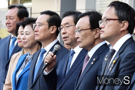 [머니S포토] 경교장 태극기 게양, 발언하는 박원순 시장