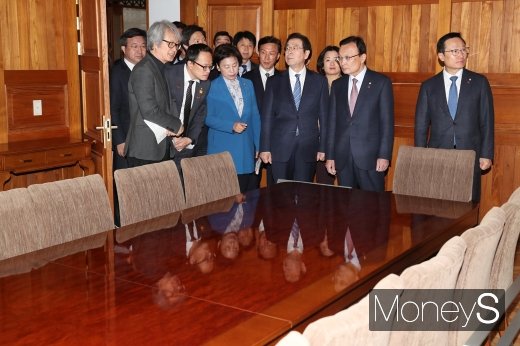 [머니S포토] 임시정부 수립 100주년, 경교장 둘러보는 민주당