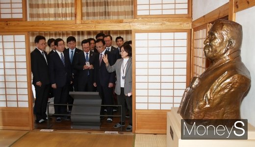 [머니S포토] 경교장 내부 둘러보는 민주당 지도부