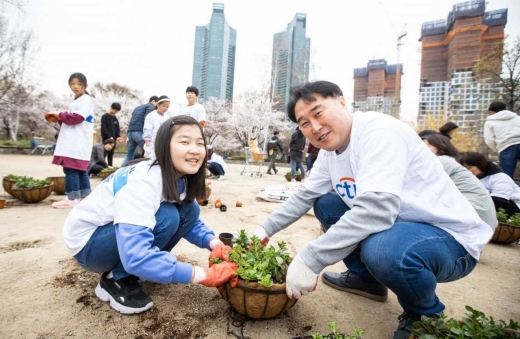 한국씨티임직원과 가족들이 4월 6일(토) 오전 서울 성동구 서울숲에서 산책길 가꾸기를 위한 행잉화분 만들기 자원봉사활동을 하고 있다. / 사진=한국씨티은행.