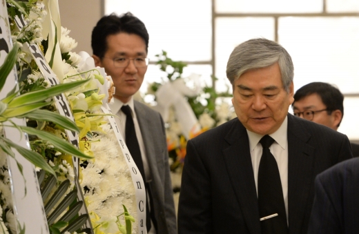 조양호 한진그룹 회장(오른쪽)과 조원태 대한항공 사장(왼쪽). /사진=뉴시스