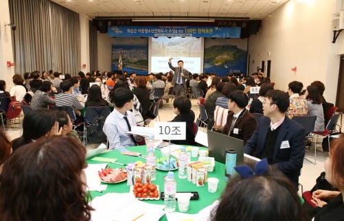 화순군은 지난 5일 '아동 친화도시 조성을 위한 100인 원탁토론회'를 열고 아동·청소년 친화도시 조성의 방향 등 다양한 아동·청소년 정책 과제에 관해 논의했다./사진제공=화순군