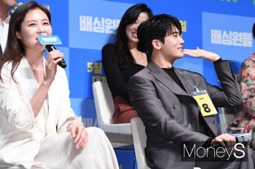 [머니S포토] 박형식 '폭풍 칭찬 세례에 덥다 더워~'
