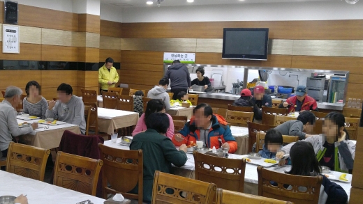LH 속초연수원에 입소한 이재민들이 8일 아침식사를 하는 모습. /사진=LH